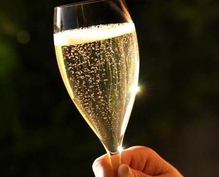 El número de las burbujas en una copa de champán
