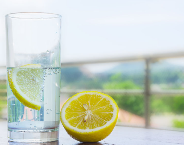 Las increíbles propiedades del agua con limón