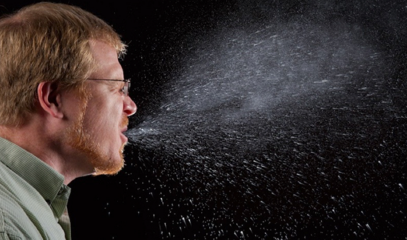El tiempo que permanecen las bacterias de un estornudo en el aire